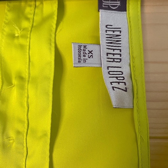 Vibrant JENNIFER LOPEZ XS Pop of Lime Green Color Flowy Effortless Glam Top - Picture 4 of 5